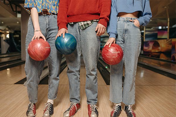 personnes jouant au bowling